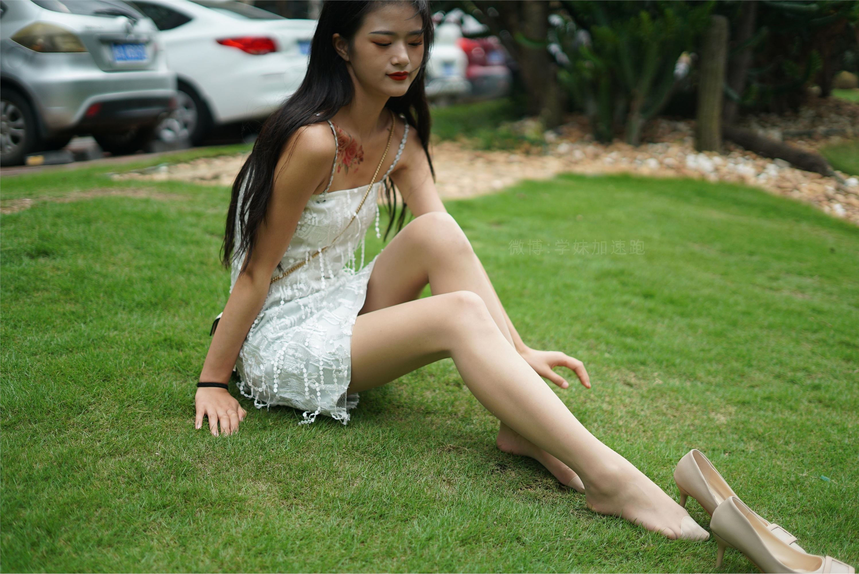 学妹加速跑 XM079《草地上的绿茶jio-鹿酱》